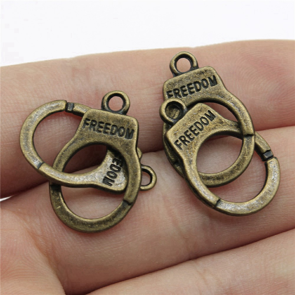 Fighting War Charms Anhänger K – Vintage Fashion Stuff Bewertung und Preis